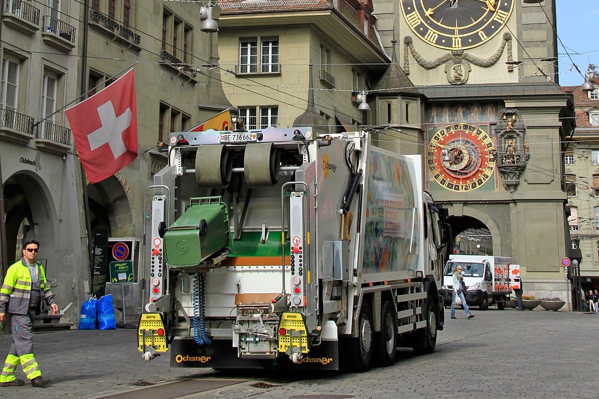Waste truck with DIGI SENS scale during the lifting